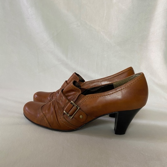 Leather Heels with stitching detail - Picture 5 of 8